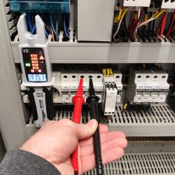 wskaznik napiecia tester met1000 na korycie kablowym