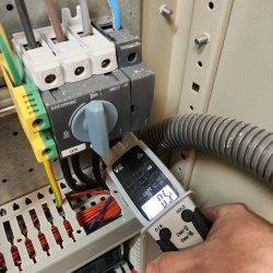 wygodny pomiar napiecia tester megger met1000