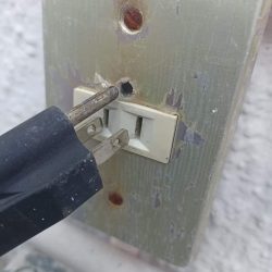 Wtyczka urządzenia w pierwszej klasie ochronności do starego gniazda bez uziemienia