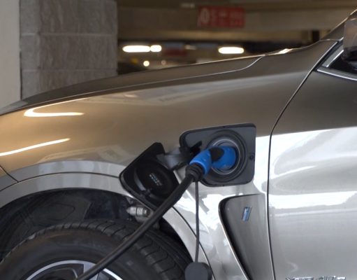 Pożary elektryków: Nowe wytyczne ppoż. dla budynków, gdzie parkują i ładowane są auta elektryczne