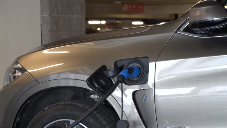 Pożary elektryków: Nowe wytyczne ppoż. dla budynków, gdzie parkują i ładowane są auta elektryczne