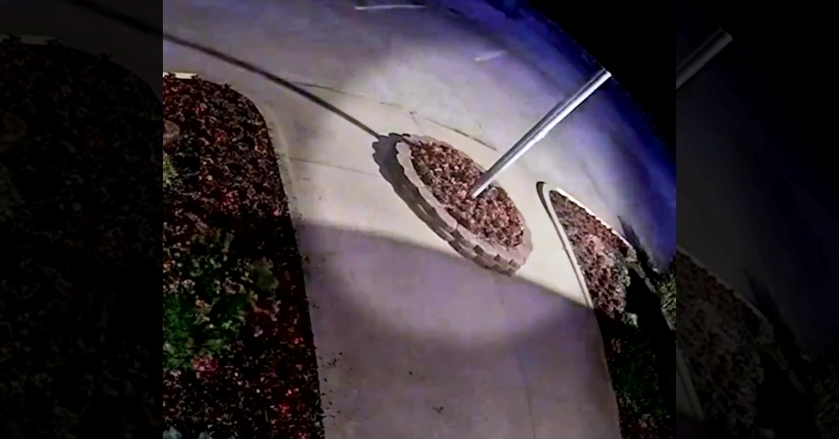 Rozbryzg ziemi po uderzeniu pioruna