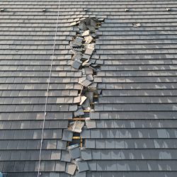 Instalacja odgromowa na dachu po uderzeniu pioruna