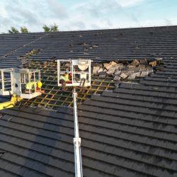 Instalacja odgromowa na dachu lidla po uderzeniu pioruna