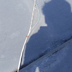 przewod antenowy na dachu