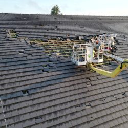 Instalacja odgromowa na dachu lidla po uderzeniu pioruna