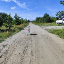 zlacze kablowe na drodze gruntowej