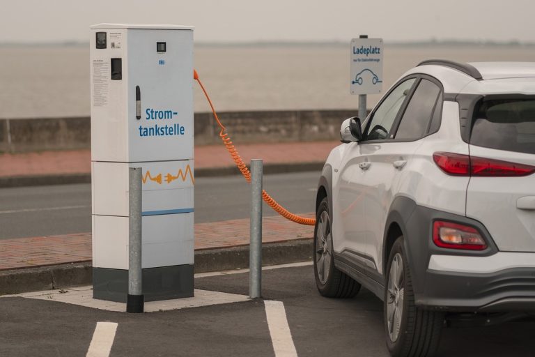 Stacje ładowania aut elektrycznych — gdzie ich szukać?