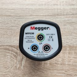 Adapter MTF230 gniazd uni-schuko do bezpiecznych wtyków bananowych 4mm z bliska
