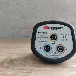 Adapter do gniazd uni-schuko do bezpiecznych wtyków bananowych 4mm