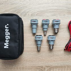 Adapter gniazd oświetlenia LA Kit GU10 E14 E27 B15 B22  do bezpiecznych wtyków bananowych 4mm