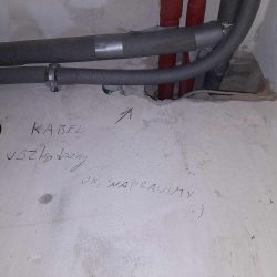 uszkodzenie przewodu przez hydraulika