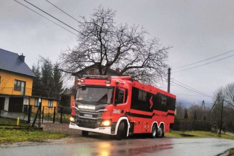 Usterka w instalacji elektrycznej podgrzała betonowe schody do 50°C