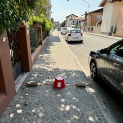 ladowanie auta przy chodniku wlochy