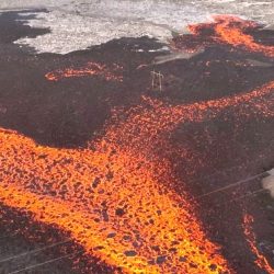 rzeka lawy na islandii