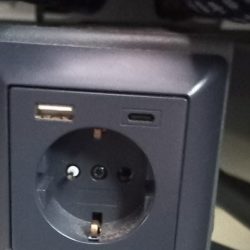 Gniazdo z ładowarką USB i dodatkowym bolcem w pociągu SKM