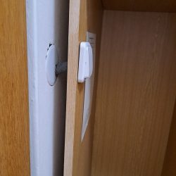 wyłącznik nadtynkowy w płycie meblowej