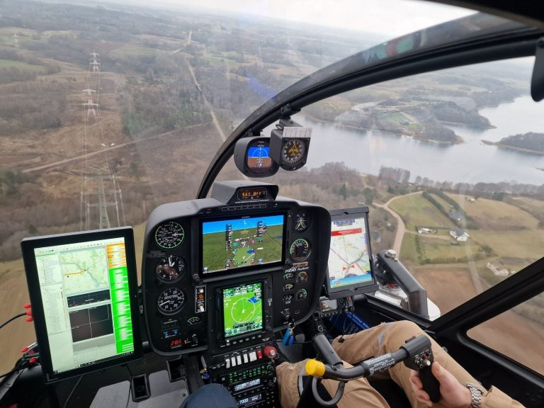 Śmigłowiec PSE patroluje połączenie energetyczne 400 kV między Polską a Litwą