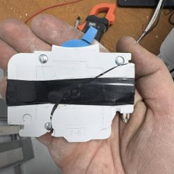 wylacznik sklejony tasma w szkole od 3 lat