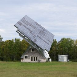 Tracker solarny na dachu domu jednorodzinnego