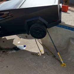 cybertruck parkowanie w basenie