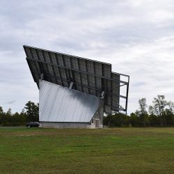 tracker solarny na dachu domu jednorodzinnego