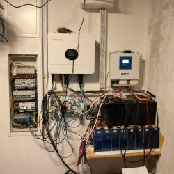 falownik po prawej 4kw akumulator 2,4kwh falownik 48V 314Ah po lewej