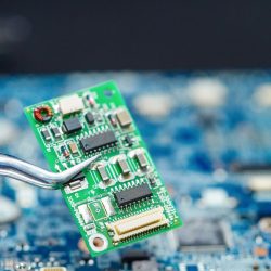 montaż elektroniki