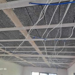 elektryczna fuszerka na suficie