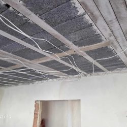 instalacja elektryczna na suficie