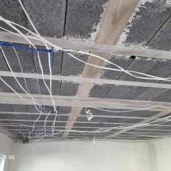 prowizoryczne prowadzenie przewodow na suficie