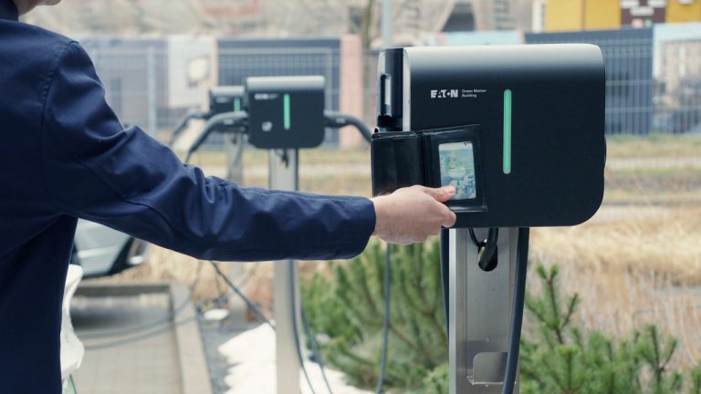 Jak wygląda współpraca stacji ładowania EV i magazynu energii w siedzibie firmy Eaton w Gdańsku?