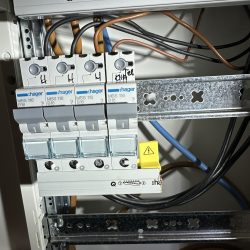 osłona przed dotykiem na szynie grzebieniowej