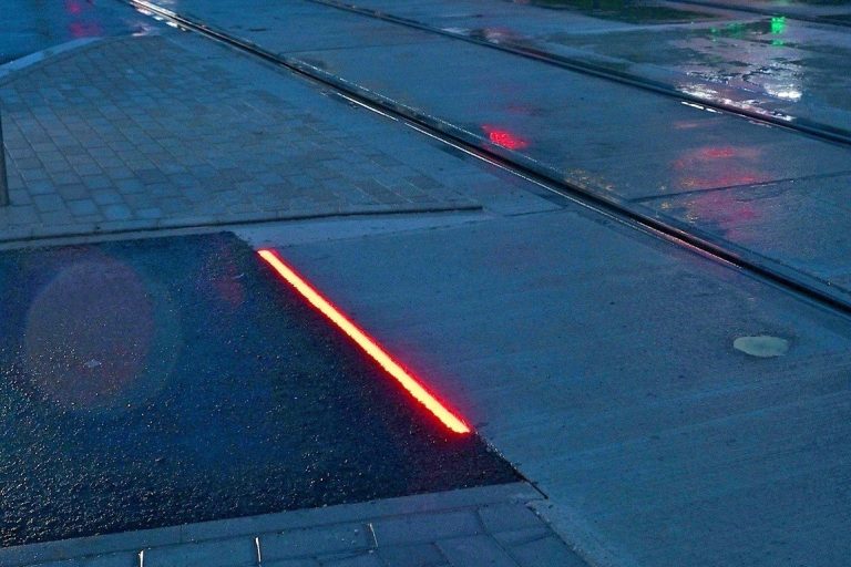 Listwy LED na przejściu dla pieszych we Wrocławiu