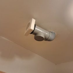 wentylator lazienkowy nad prysznicem