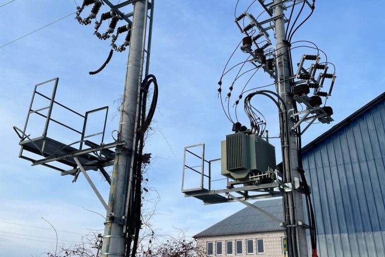 Janikowo: 18-latek wyłączał mieszkańcom prąd „dla zabawy”. Policja namierzyła sprawcę serii kilkunastu incydentów