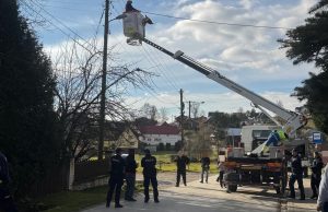 Walka siekierą o słup energetyczny w Załucznem