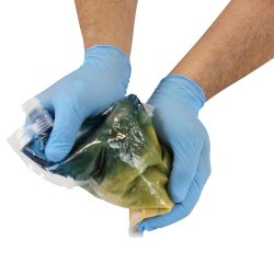 Żywica zmienia kolor na zielony, co wskazuje idealne wymieszanie