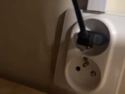 Gniazdko schowane za łóżkiem w hotelu