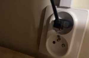 Gniazdko schowane za łóżkiem w hotelu