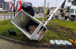 Groźny wypadek podczas montażu oświetlenia ulicznego w Prabutach (woj. pomorskie)