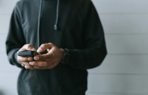 Jak terminal płatniczy ułatwia rozliczenia elektrykowi?