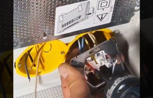 Gniazdo podtynkowe w rozdzielnicy multimedialnej