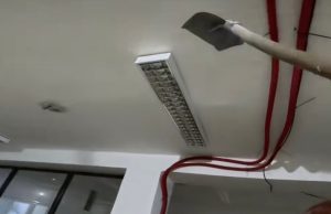 Demontaż oprawy rastrowej bez drabiny