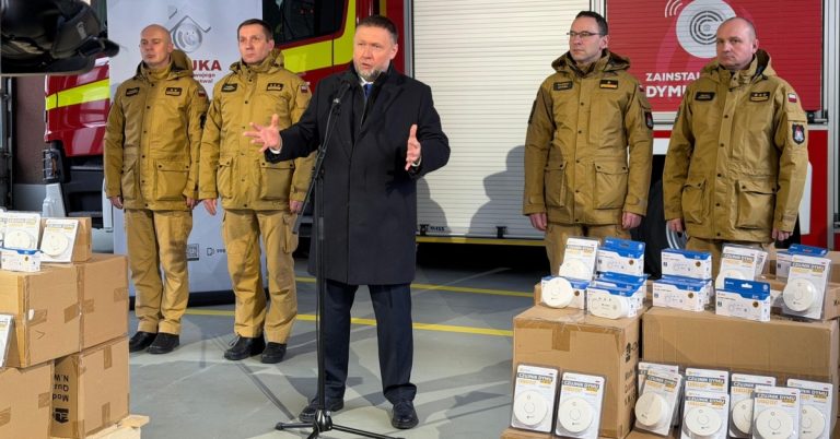 Strażacy bezpłatnie zamontują 140 tysięcy czujników dymu i czadu u najbardziej potrzebujących