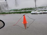 Pachołek drogowy podwyższający klasę IP połączenia kablowego