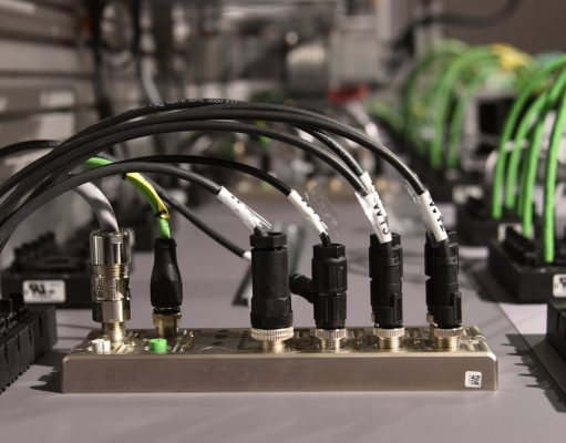 Szybki dobór okablowania do pracy w trudnych warunkach z Patchcord & Cordset Finder od LAPP