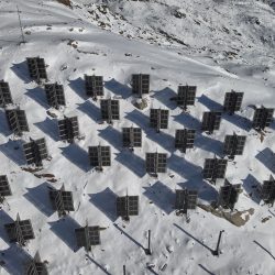 Firma SolarEdge ogłosiła współpracę z HELIOPLANT w celu zasilania pierwszego w swoim rodzaju dwustronnego systemu fotowoltaicznego w kształcie krzyża przeznaczonego dla regionów alpejskich.