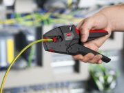 Stare = nowe ściągacze izolacji Nic dwa razy się nie zdarza - pisała Wisława Szymborska. A jednak nie jest to do końca prawda. Wśród narzędzi marki KNIPEX się zdarza. Konstruktorzy postanowili poddać zmianom znane i lubiane ściągacze do izolacji, ale bez szaleństw z numeracją. Czyli, sięgając w sklepie po „stare” narzędzie dostajemy jego nową, zmodyfikowaną wersje. Czy te zmiany są przydatne?