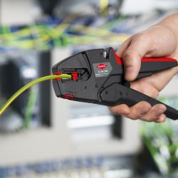 Nic dwa razy się nie zdarza - pisała Wisława Szymborska. A jednak nie jest to do końca prawda. Wśród narzędzi marki KNIPEX się zdarza. Konstruktorzy postanowili poddać zmianom znane i lubiane ściągacze do izolacji, ale bez szaleństw z numeracją. Czyli, sięgając w sklepie po „stare” narzędzie dostajemy jego nową, zmodyfikowaną wersje. Czy te zmiany są przydatne?